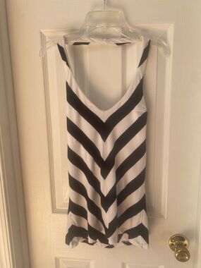 Bebe Black & White Chevron V-Neck Tank Top